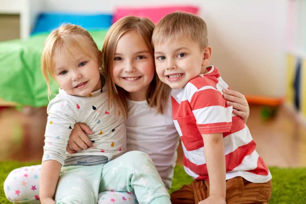 How parents can help siblings get along while nurturing their individual needs and the sibling bond. 10 positive parenting tips to help siblings get along.