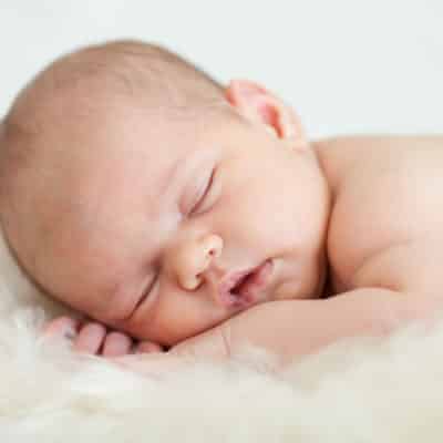 Newborn babies have a hard time distinguishing between day & night and are growing at a rapid rate, which is why they feed and sleep around the clock. It's not too early to start your baby off not he right foot and begin establishing great sleep habits. Expert baby sleep tips to help your newborn sleep.